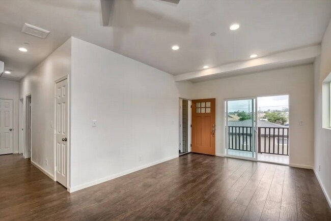 Building Photo - Fully Furnished Modern 3-Bed, 2-Bath Near ...