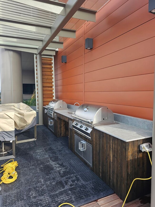 Building Photo - Luxurious High Rise Living in Convenient Downtown Bellevue