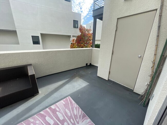 Building Photo - Spacious 3 bedroom / 2.5 Bath Apartment in...