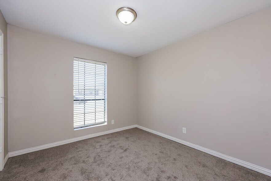 Building Photo - 1108 N Knowles Dr