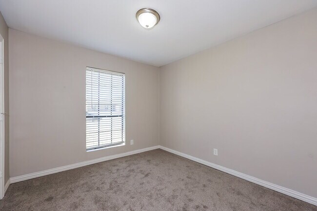 Building Photo - 1108 N Knowles Dr