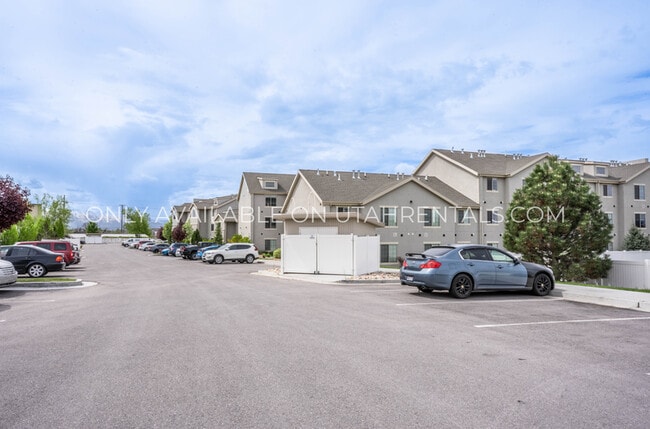 Building Photo - 1936 N Geneva Rd