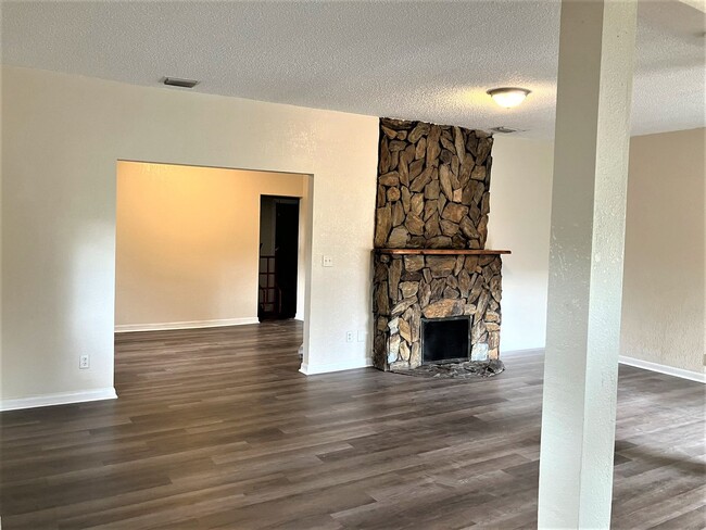 Building Photo - HUGE Dade City 3BR/1BA/1 Car Garage Home w...