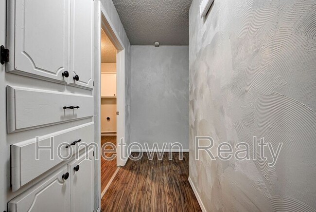 Building Photo - 605 W Clarke St