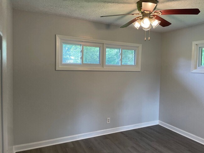 Building Photo - 3 BED, 2 BATH HOME LOCATED IN GREENSBORO