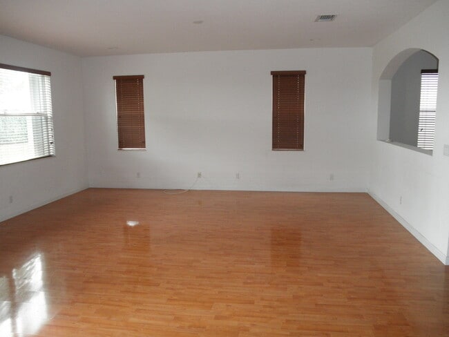 Building Photo - THOUSAND OAKS