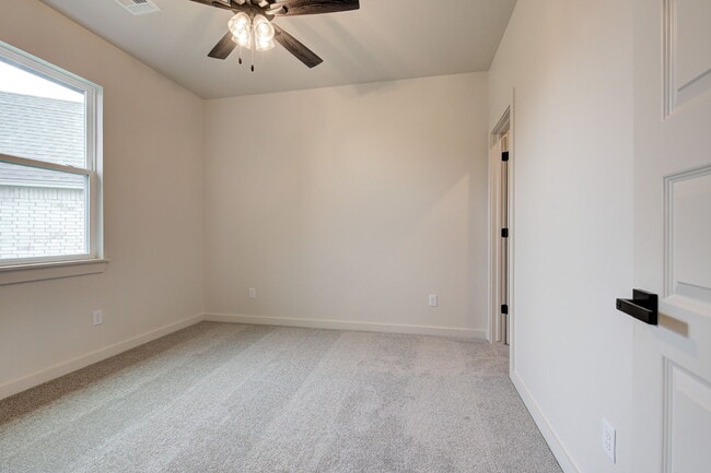 Building Photo - 6016 Kinnick Dr