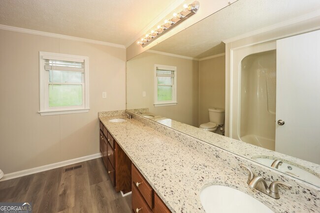 Building Photo - 600 Emerald Dr