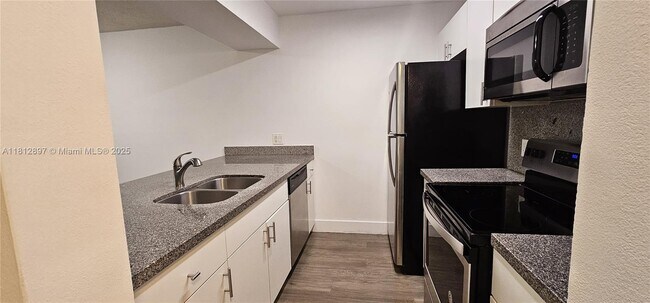 Building Photo - 8100 Geneva Ct
