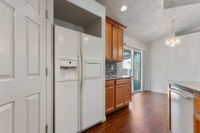 Building Photo - 2119 W Roberts Ave