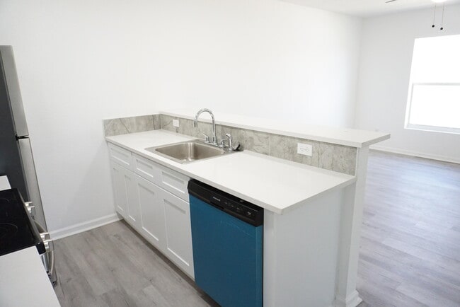 Building Photo - 1173 W 28th St
