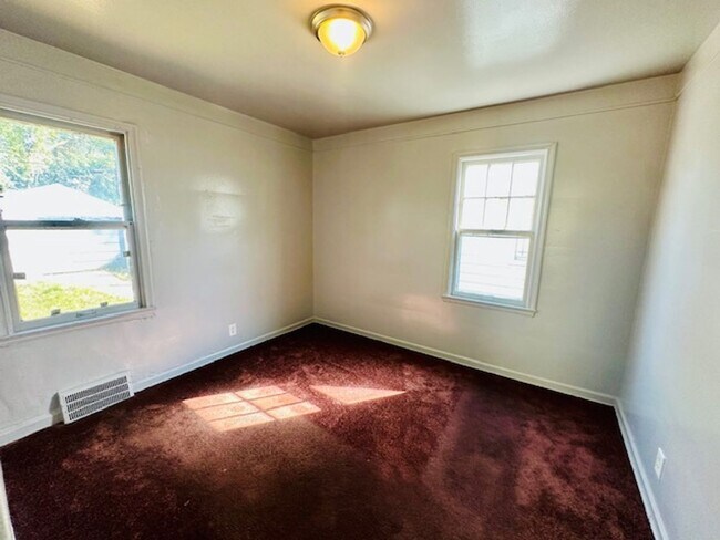 Building Photo - 2 Bedroom 1 Bath House For Lease Section 8...