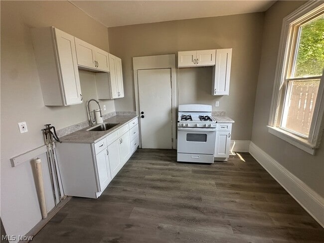 Building Photo - 2055 W 65th St