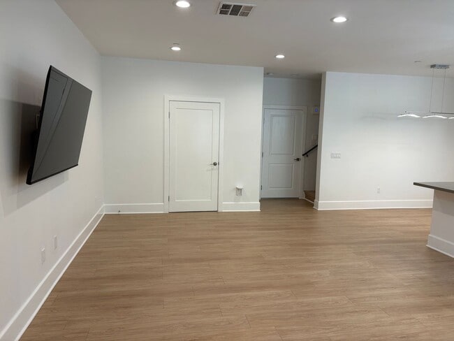 Building Photo - Luxury 3+3 Townhome in prestigious Crescen...