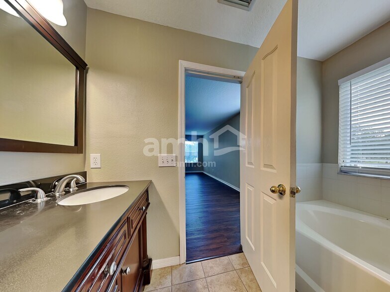 Building Photo - 11114 Golden Silence Dr