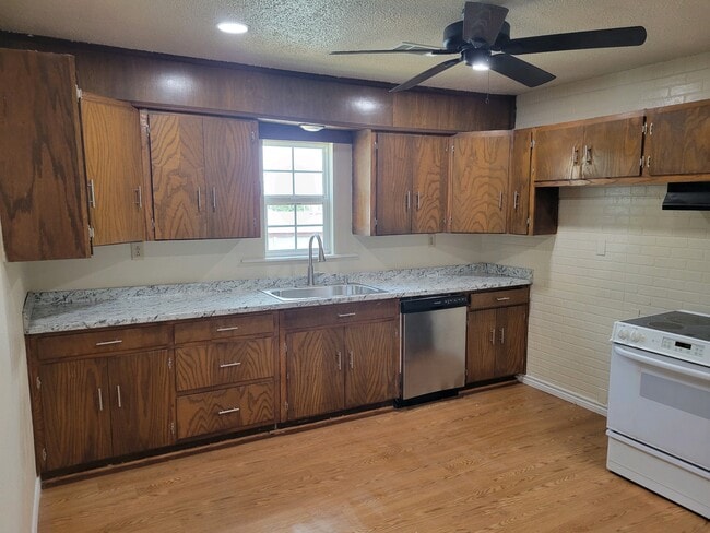 Building Photo - 307 S Berry St