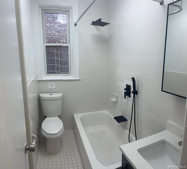 Building Photo - 14 E 236th St