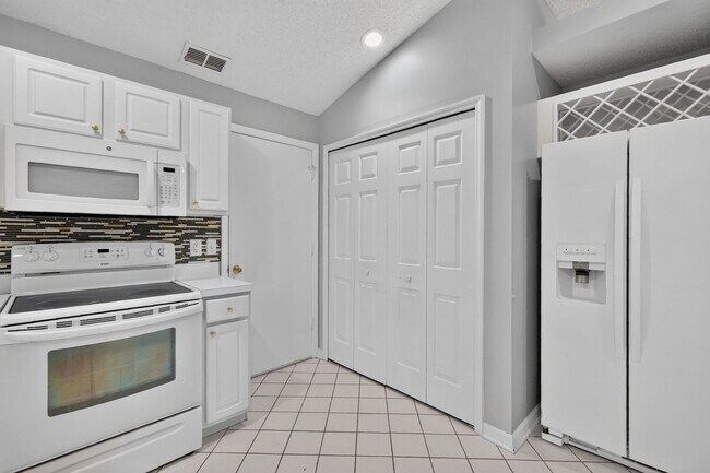 Building Photo - 3025 Andover Ct