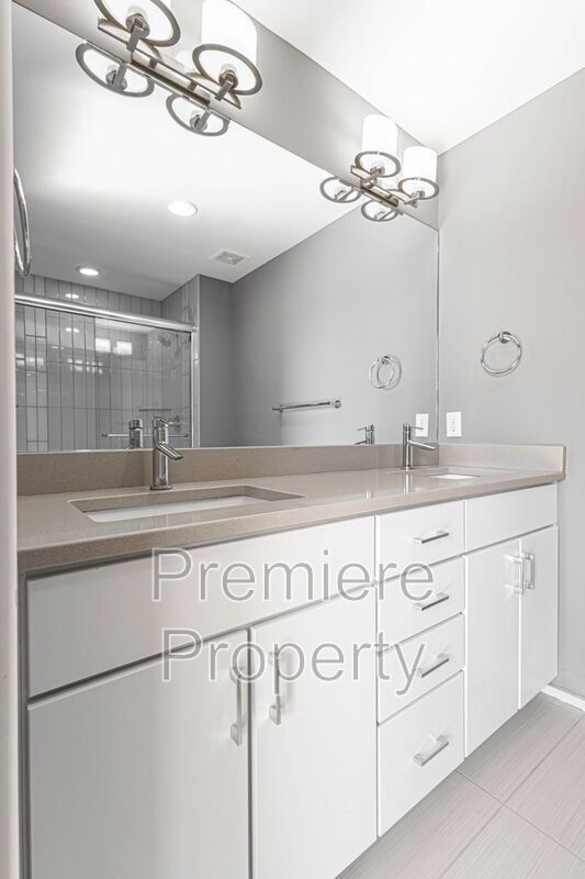 Building Photo - 2729 Charlotte St