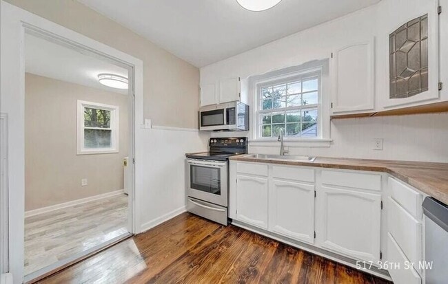 Building Photo - 517 36th St