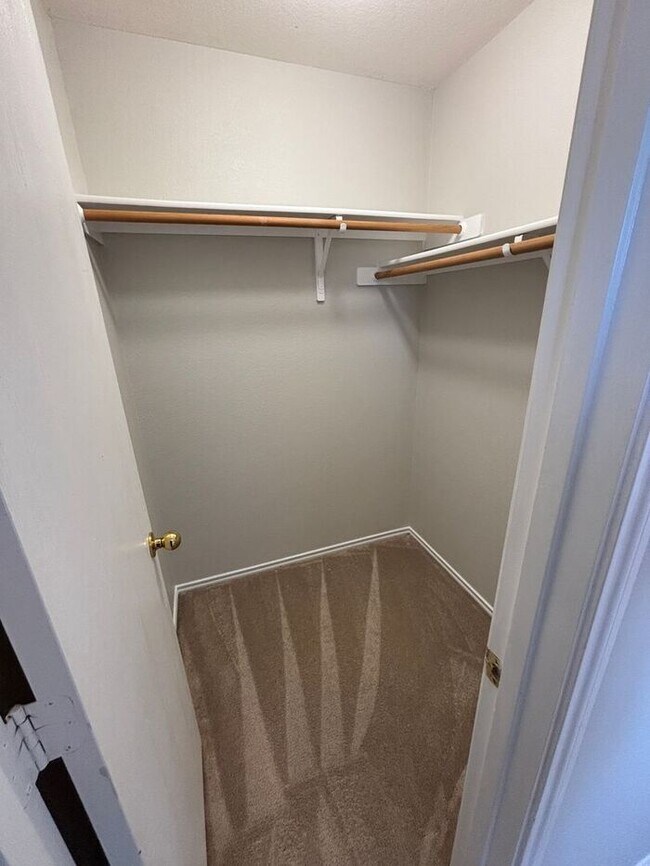 Building Photo - Spacious & Bright 4-Bedroom Home with Mode...