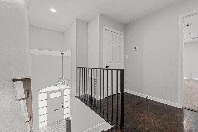 Building Photo - Tarrytown STUNNER!!!