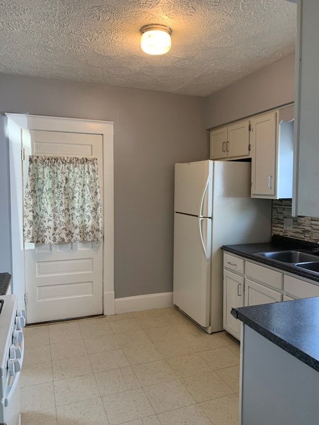 Building Photo - 206 E 10th St