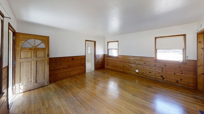 Building Photo - Looking for space, look no further!
