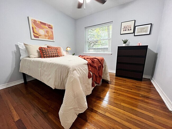 Building Photo - 4 BR 3 BATH ON WESTRIDGE!