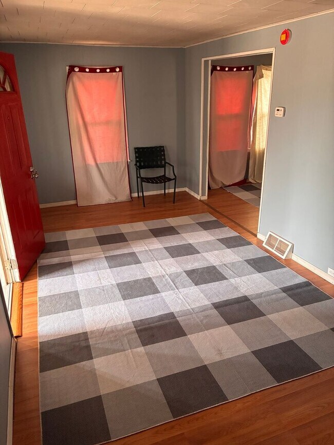 Building Photo - Charming 2BR House in Gibbstown