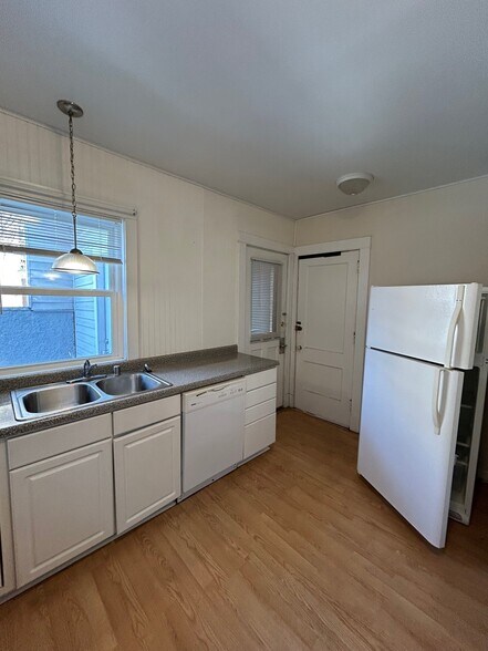 Building Photo - 450 W Washington Ave