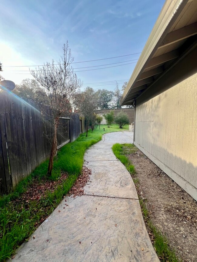 Building Photo - Spacious and recently remodeled 2 bedroom 1 bathroom duplex!