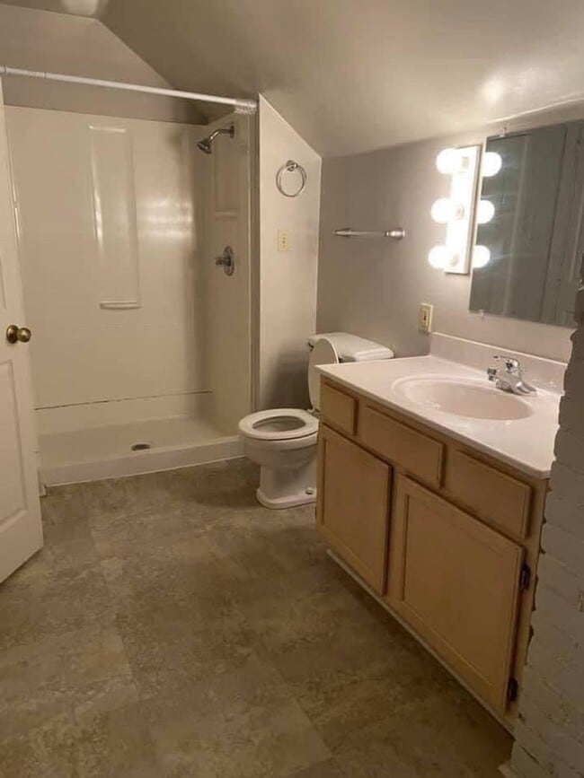 Building Photo - 720 SE Riverside Dr