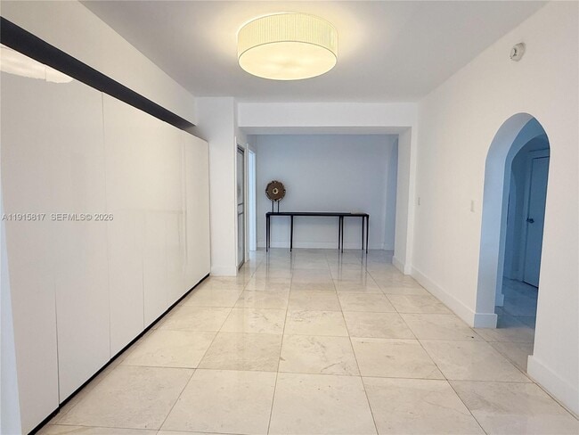 Building Photo - 5835 La Gorce Dr