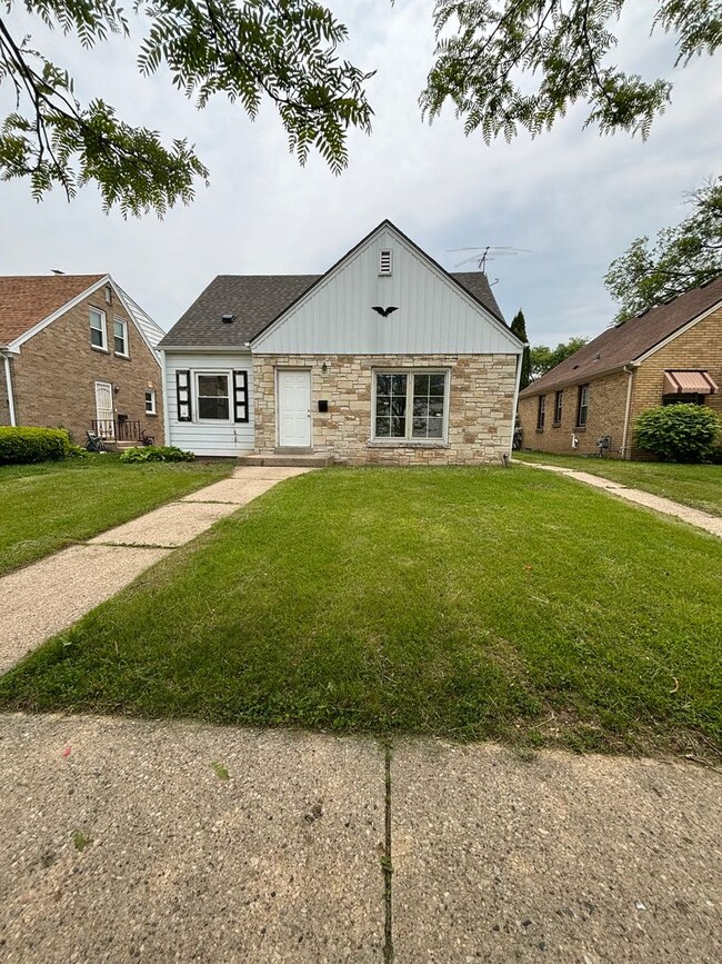 Primary Photo - HUGE NICE 3BR SINGLE FAMILY HOME, PARKING,...