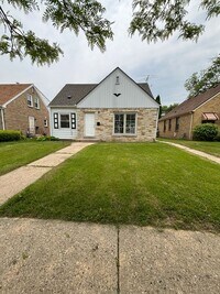 Building Photo - HUGE NICE 3BR SINGLE FAMILY HOME, PARKING,...
