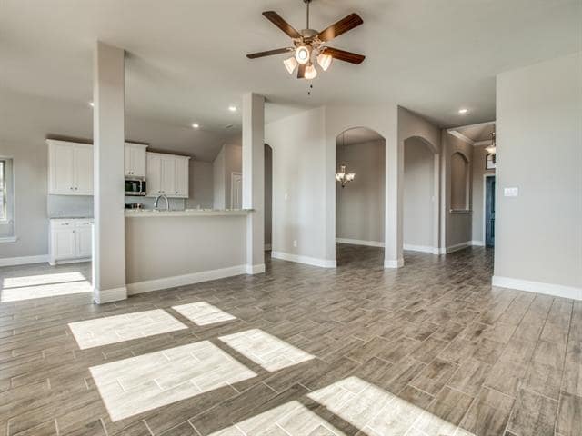 Building Photo - 533 Redbud Dr