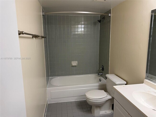 Building Photo - 915 NW 1st Ave