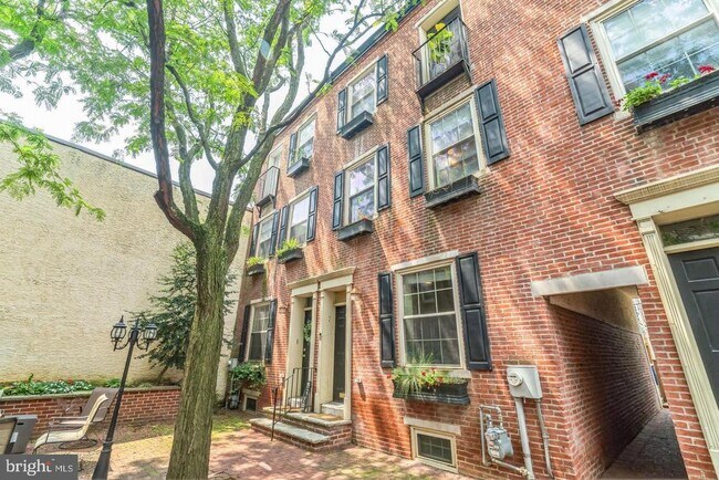 Building Photo - 970 N Lawrence St