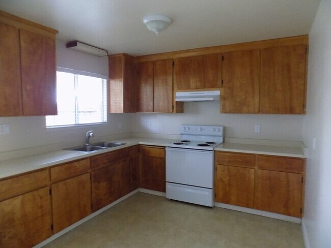 Building Photo - 498 Hintz Ave