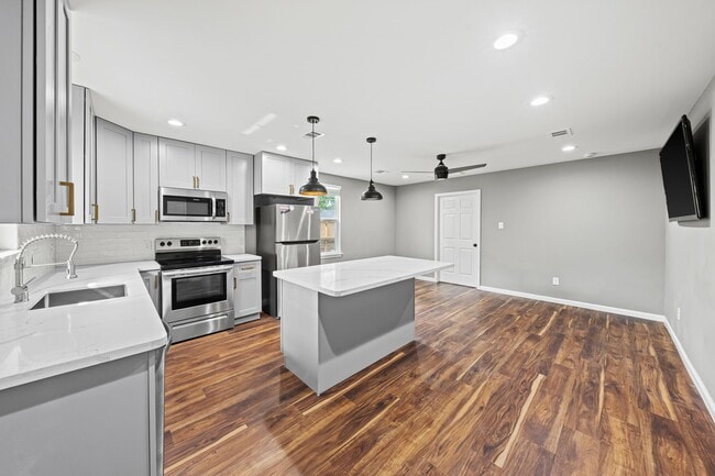 Building Photo - 25804 Maplewood Dr