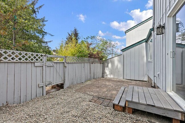 Building Photo - 2105 Hawkins Ln