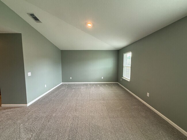 Building Photo - Beautiful 3 bedroom 2 bath brick craftsman home available for rent! POWER INCLUDED!