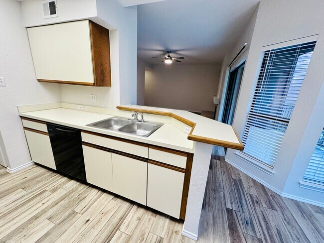 Building Photo - Charming 2 Bed 2 Bath Condo with Nature Vi...