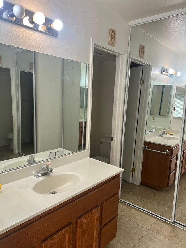 Building Photo - Ventura 3+2 condo in Woodbridge Park Community