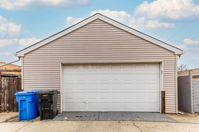 Building Photo - 7408 W Addison St