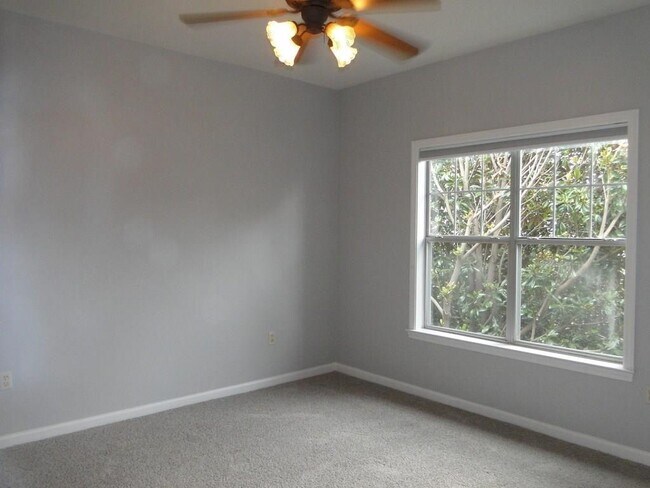 Building Photo - 2700 Pine Tree Rd NE