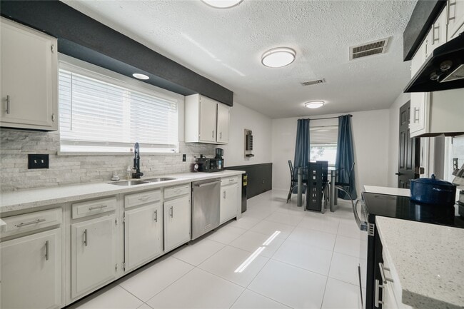 Building Photo - 10127 Fernstone Ln