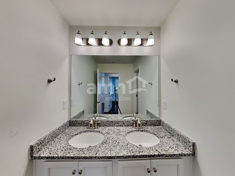 Building Photo - 598 Slew Dr