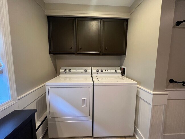 Building Photo - Cozy 4 Bedroom Home on Lakefront (Fully Furnished)